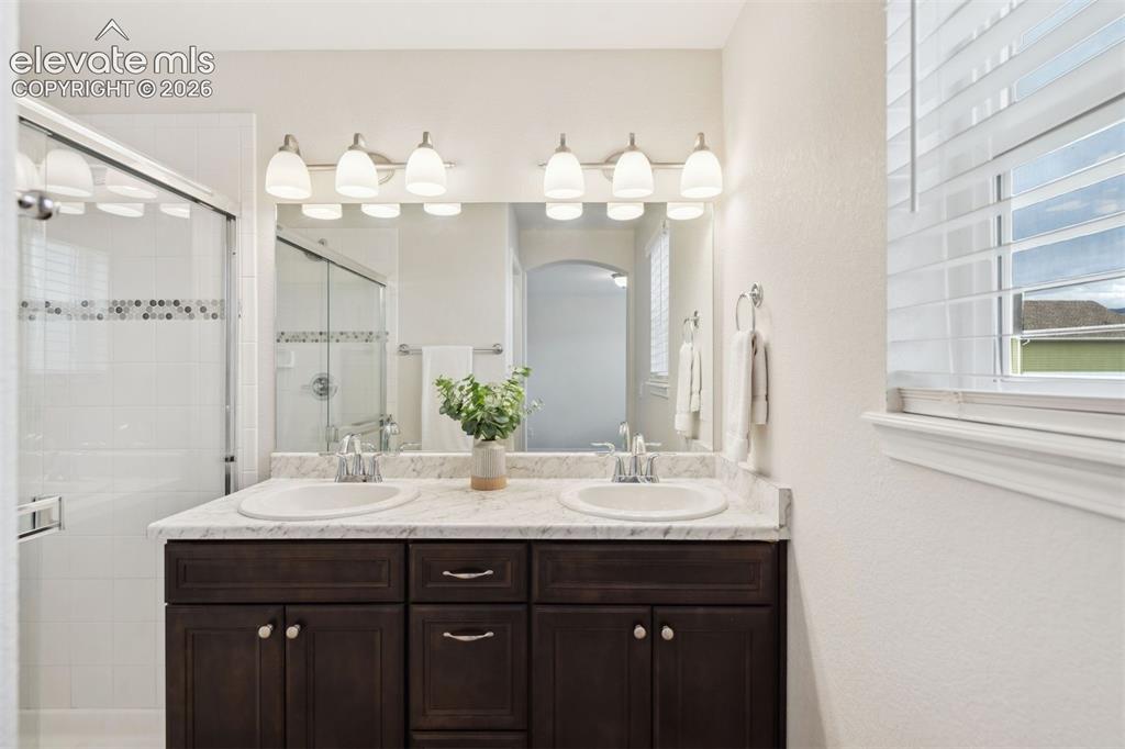 Image 11 of 25: Bathroom