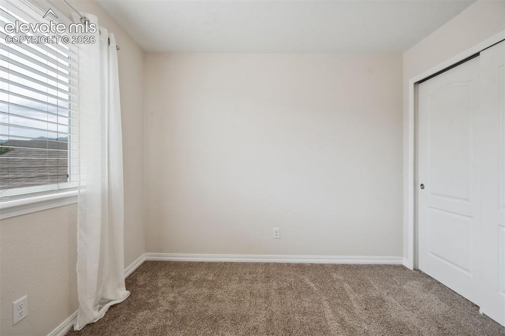 Image 16 of 25: Bedroom