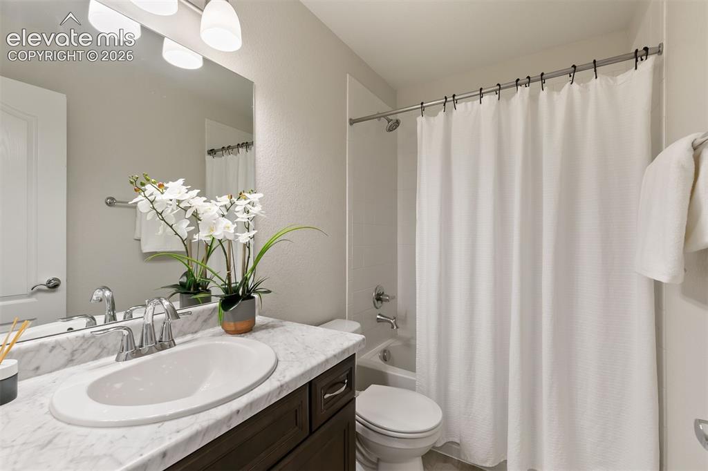 Image 17 of 25: Bathroom