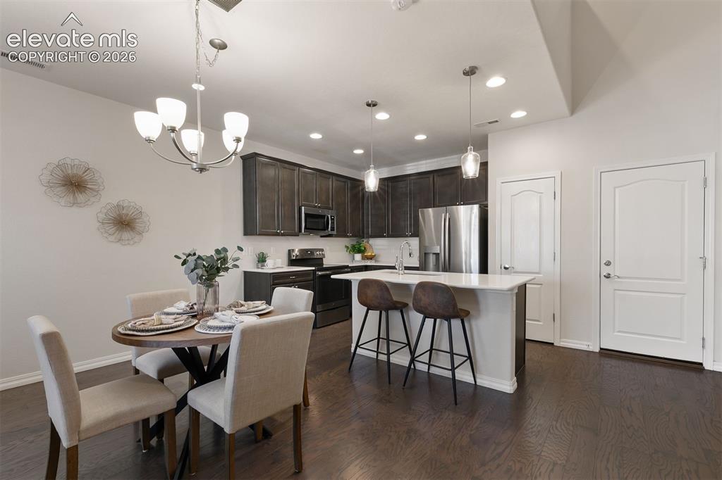 Image 3 of 25: Dining Area