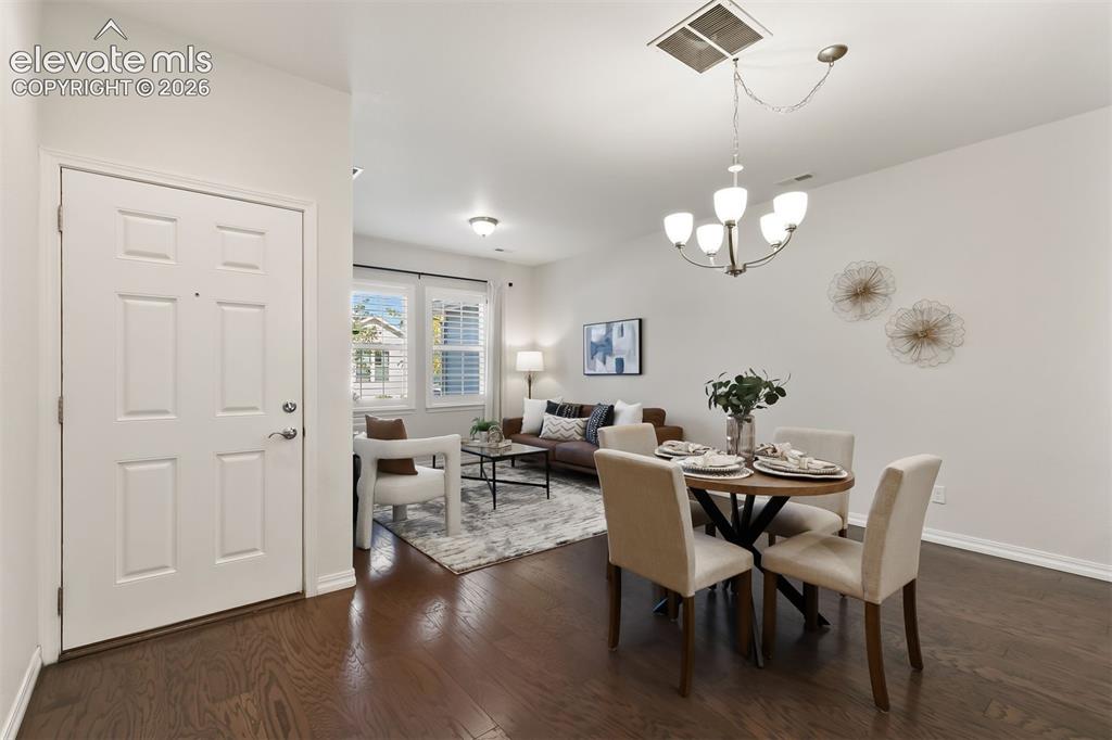 Image 5 of 25: Dining Area