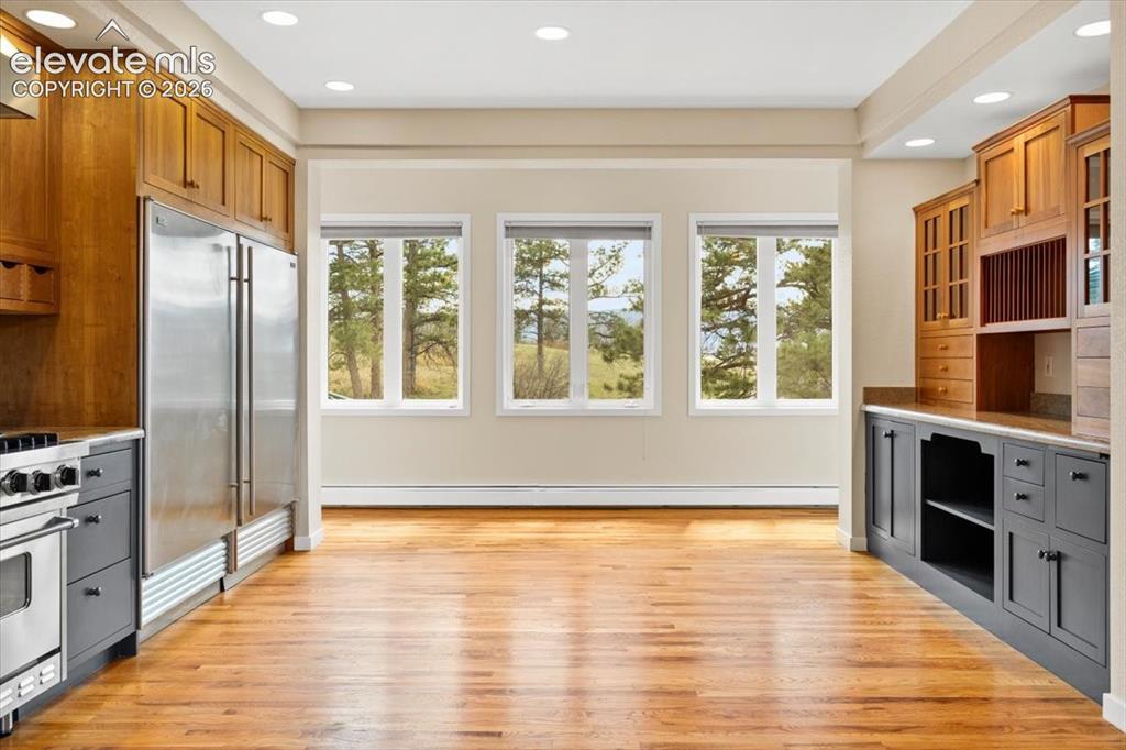 Image 12 of 45: Kitchen