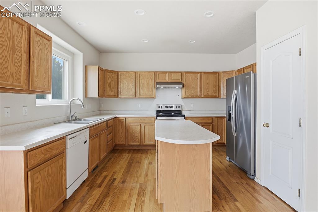 Image 10 of 30: Kitchen