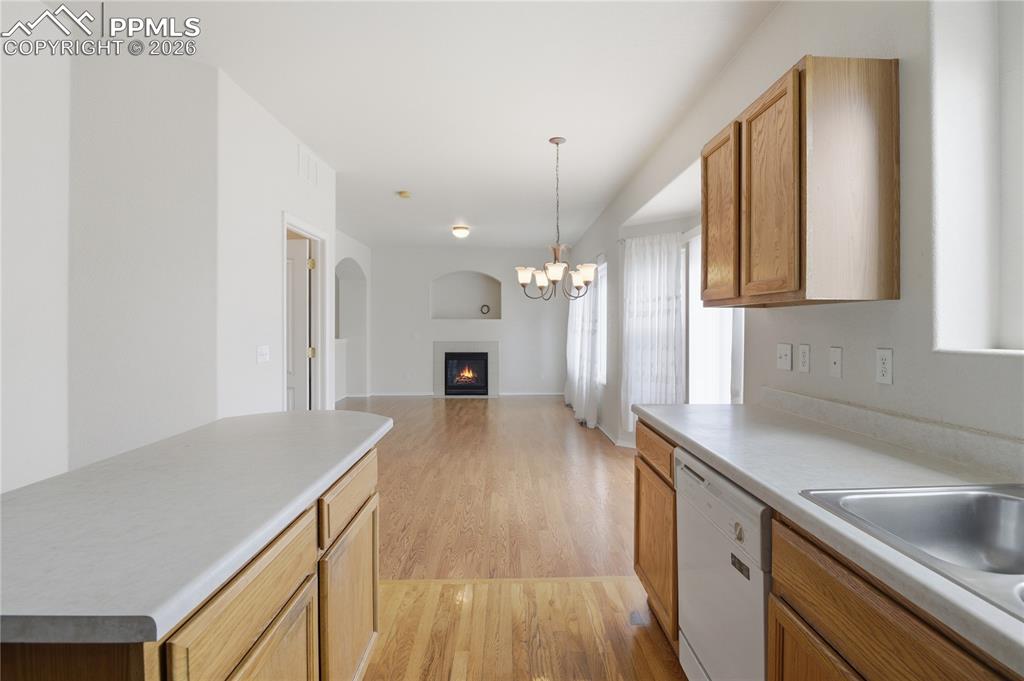 Image 11 of 30: Kitchen