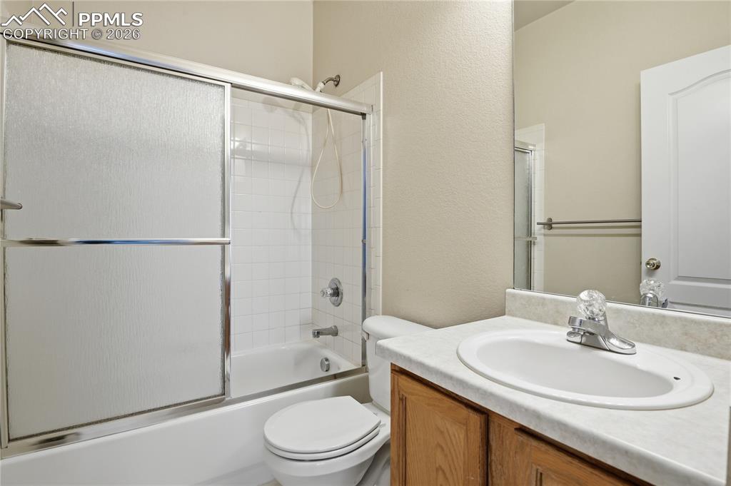 Image 22 of 30: Bathroom