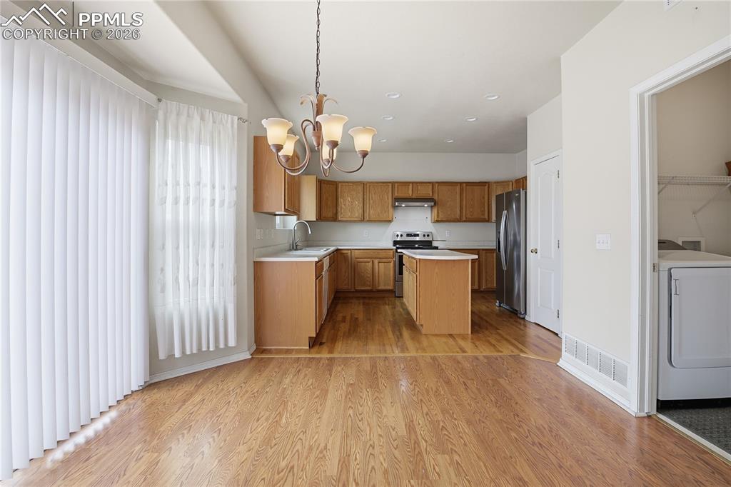 Image 8 of 30: Kitchen