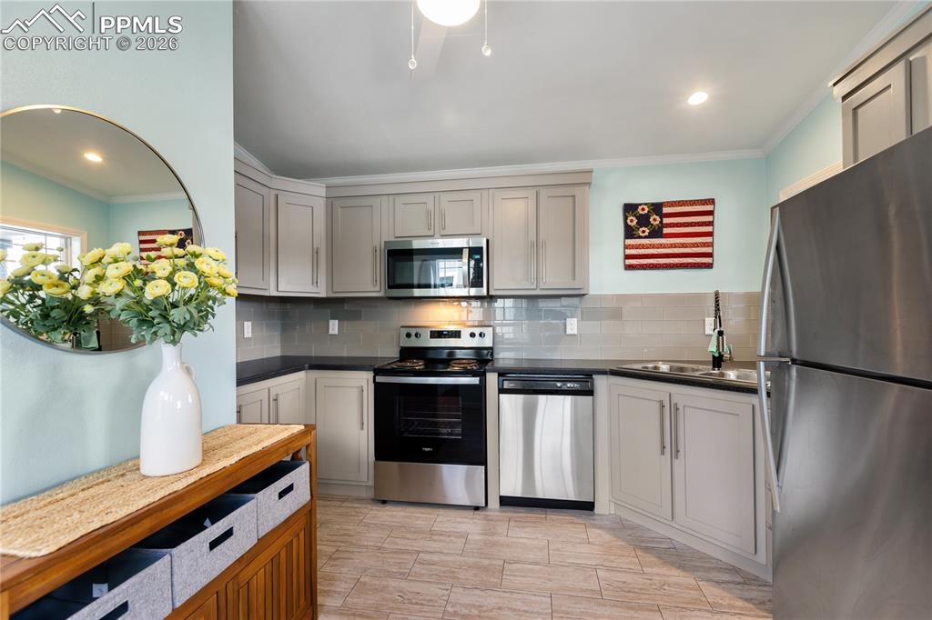 Image 13 of 30: Kitchen