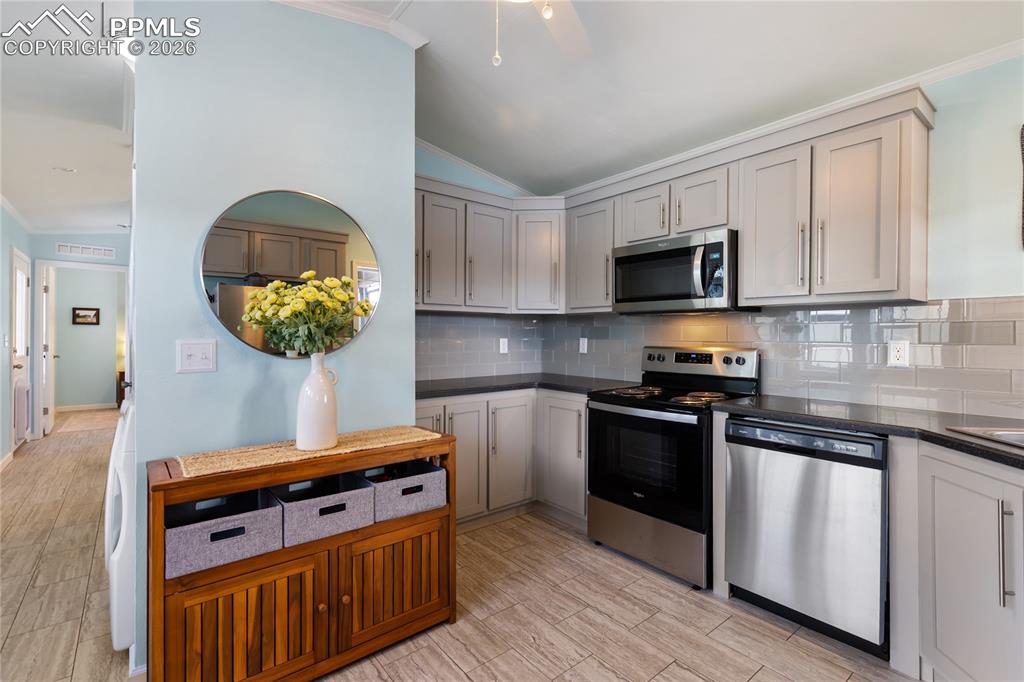 Image 14 of 30: Kitchen