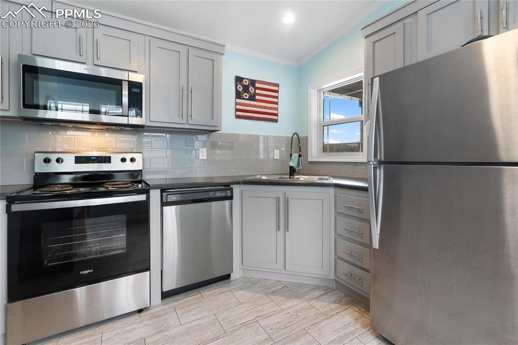 Image 15 of 30: Kitchen