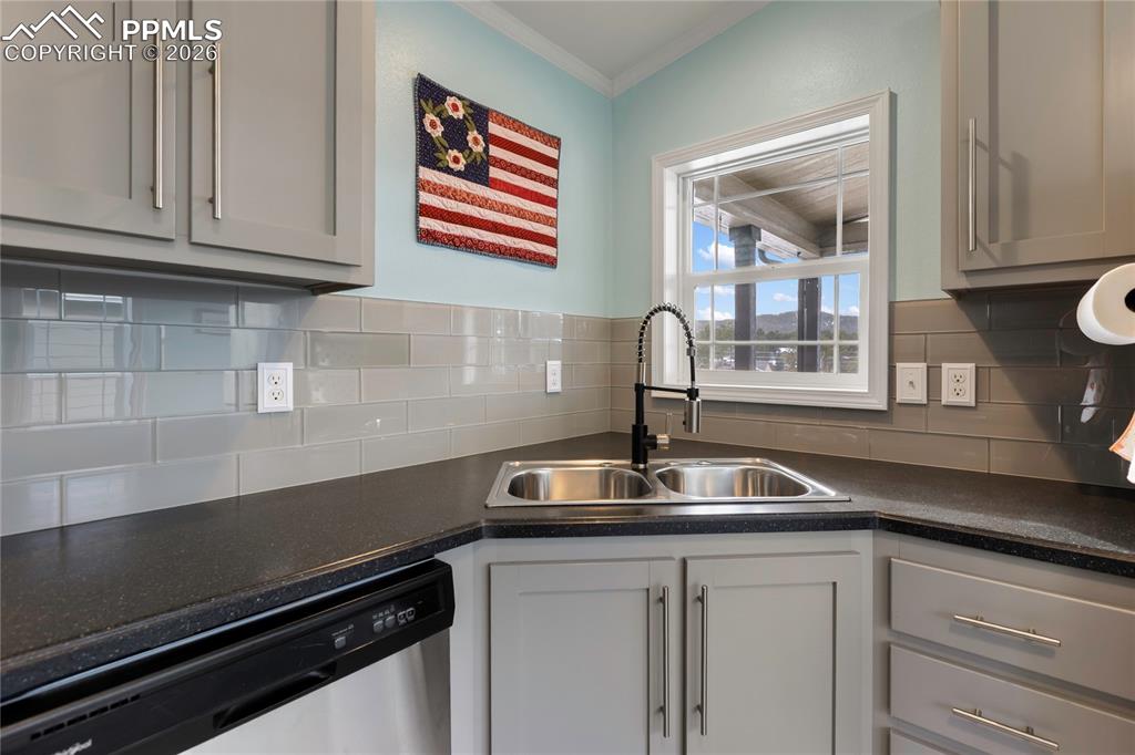 Image 16 of 30: Kitchen