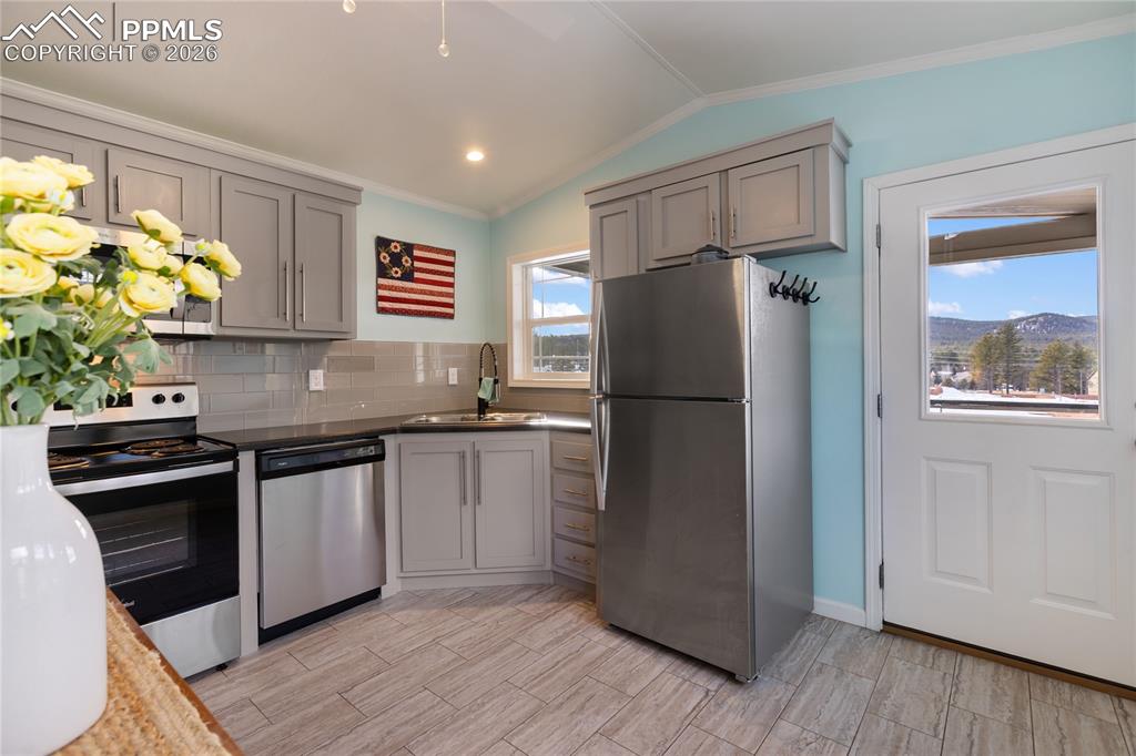 Image 20 of 30: Kitchen