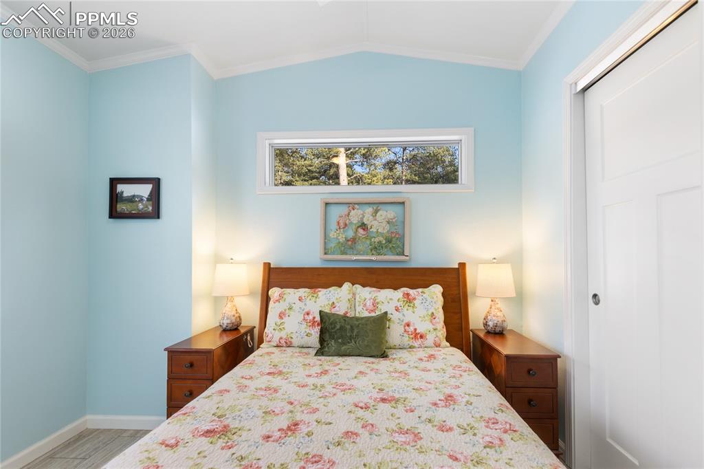 Image 27 of 30: Bedroom