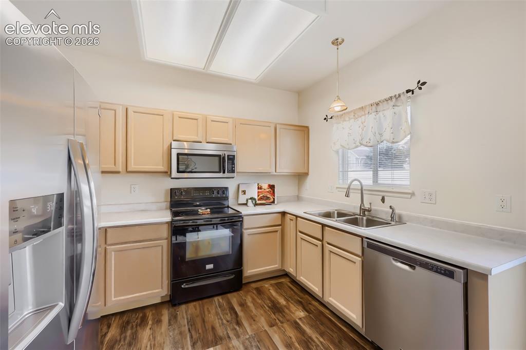 Image 7 of 16: Kitchen