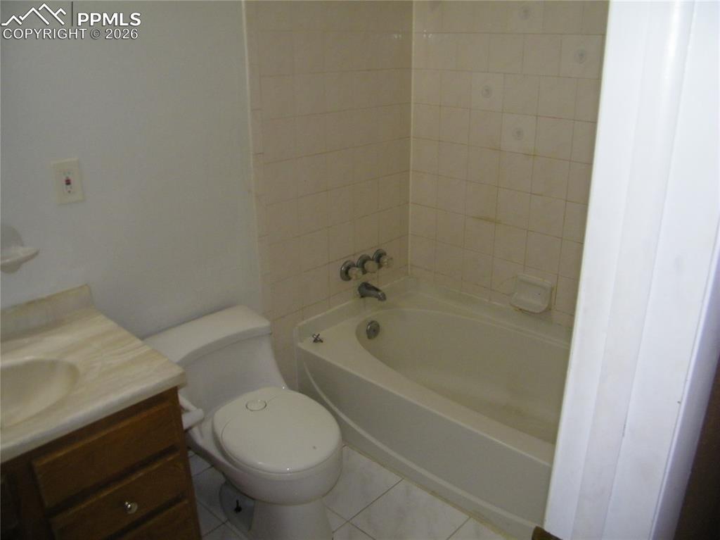 Image 14 of 23: Bathroom