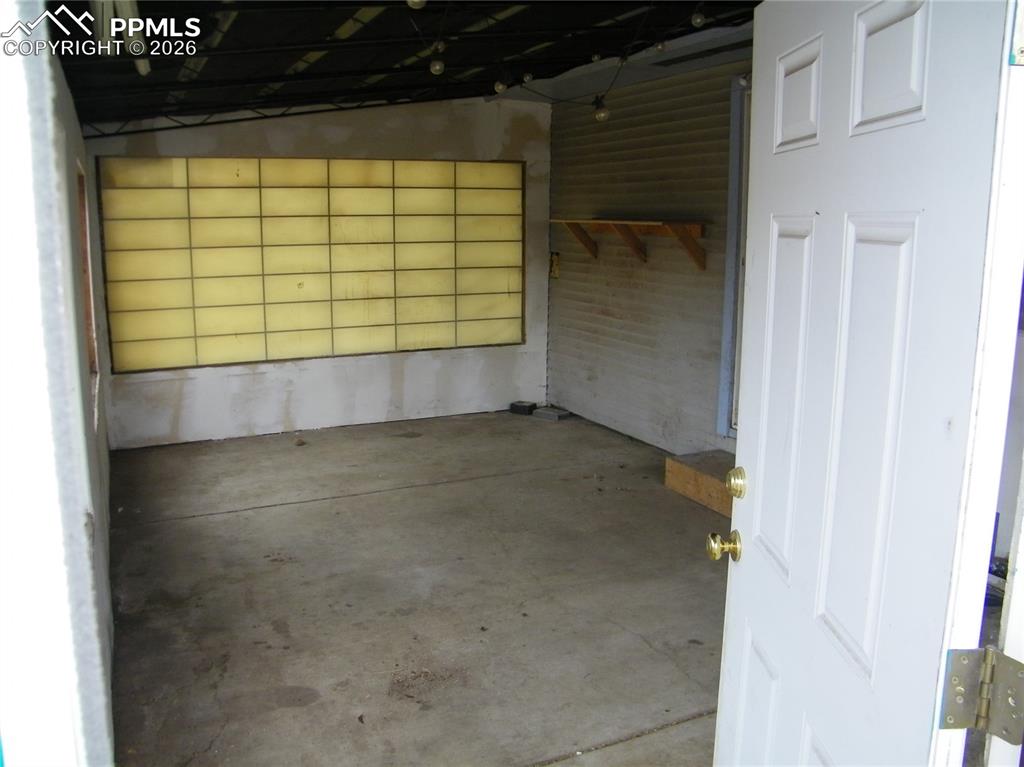 Image 21 of 23: Garage