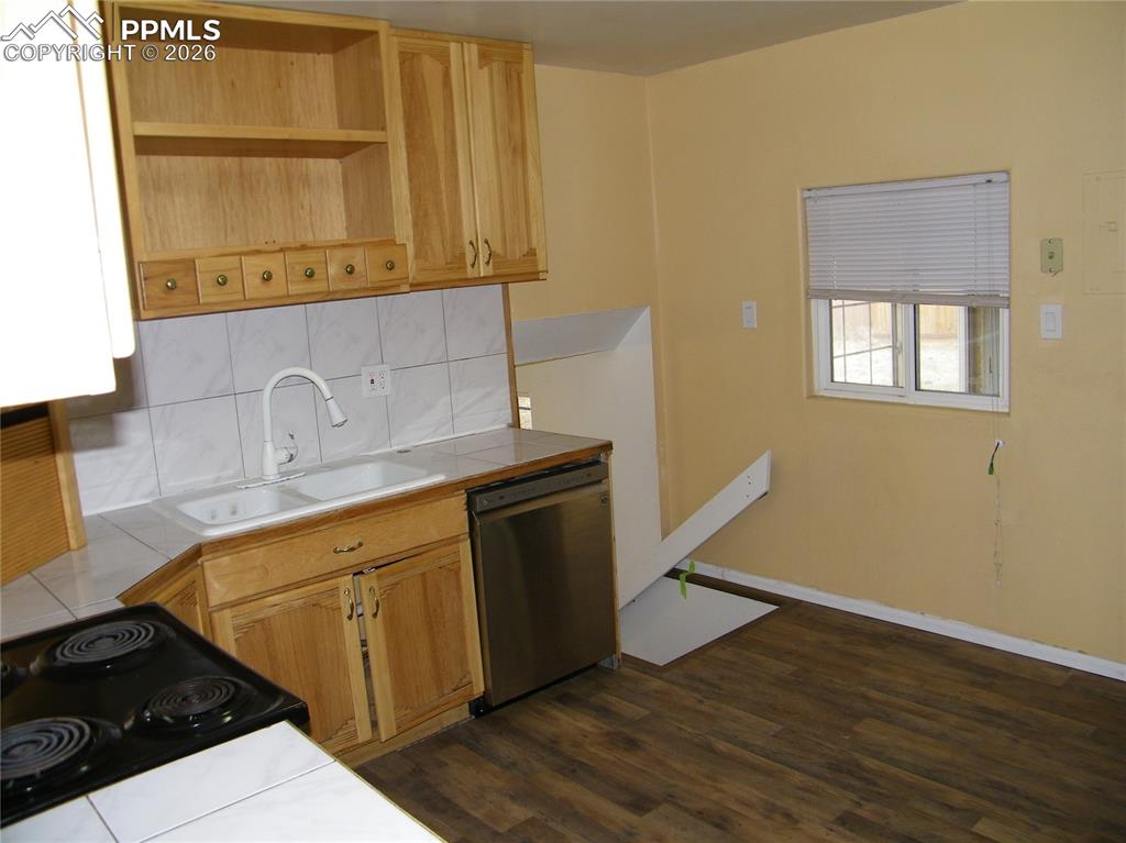 Image 3 of 23: Kitchen