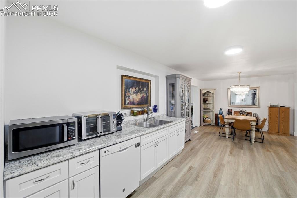 Image 12 of 44: Kitchen