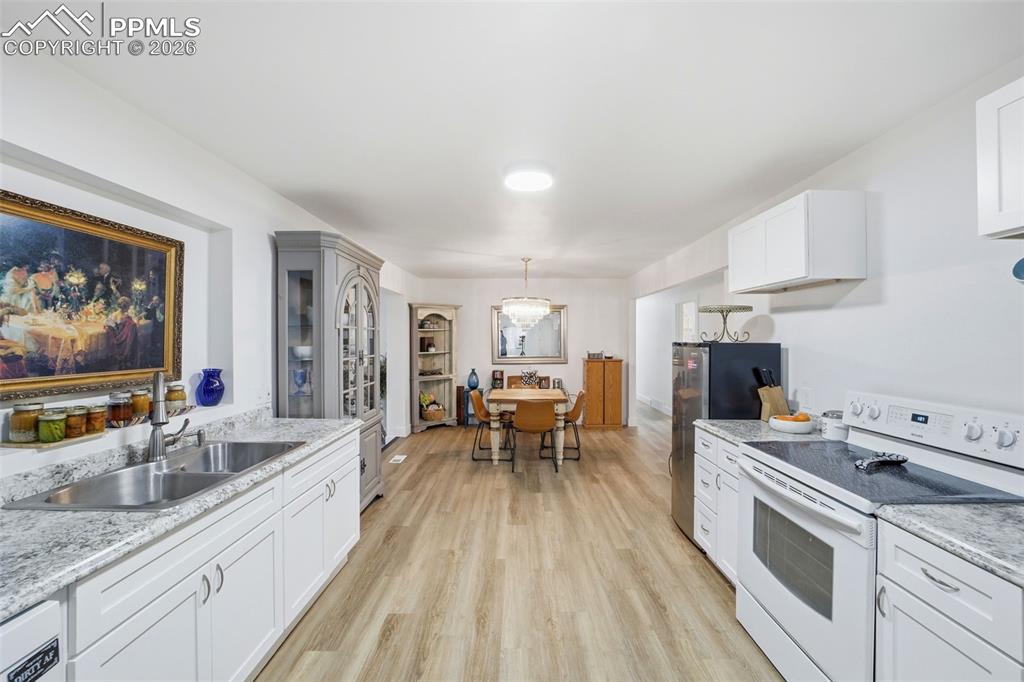 Image 13 of 44: Kitchen