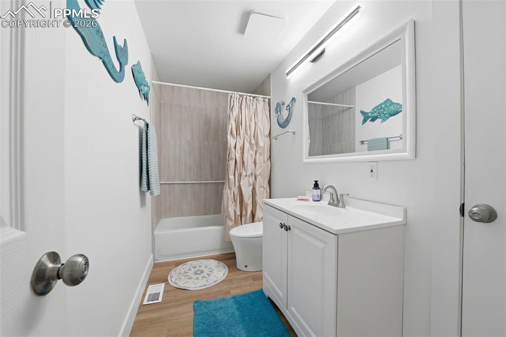 Image 20 of 44: Bathroom