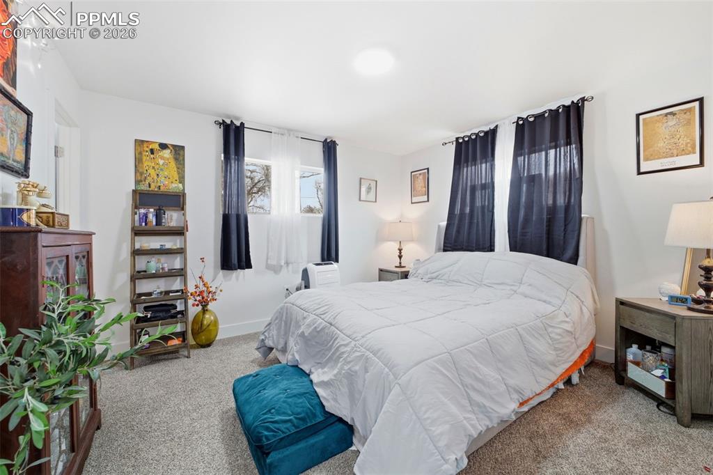 Image 23 of 44: Bedroom