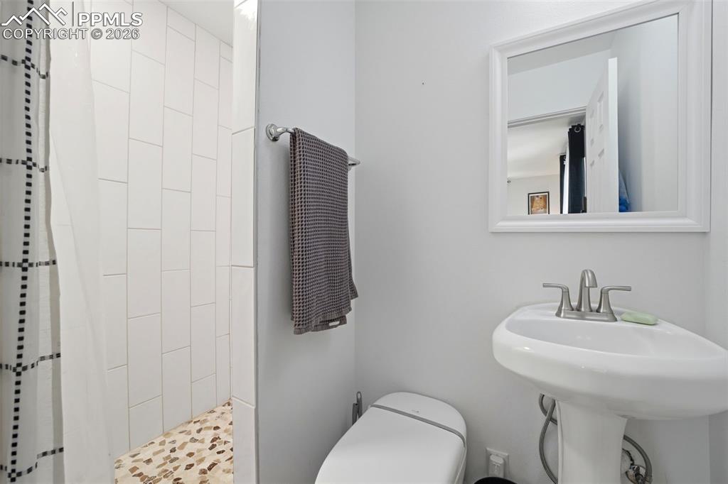 Image 25 of 44: Bathroom