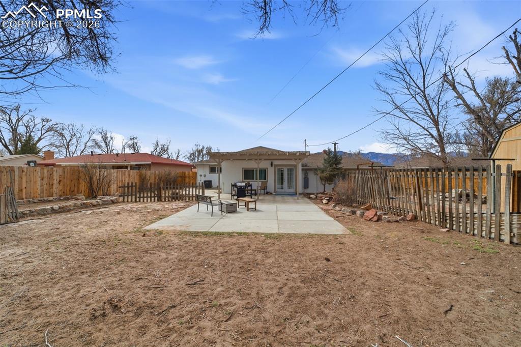 Image 35 of 44: Yard