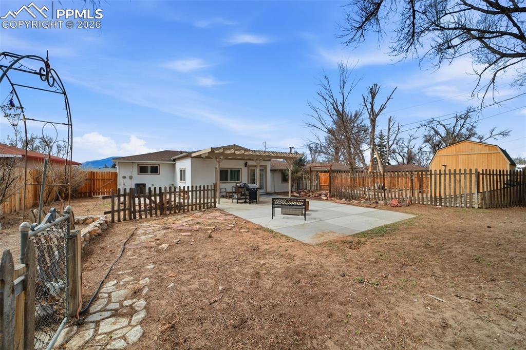 Image 36 of 44: Yard