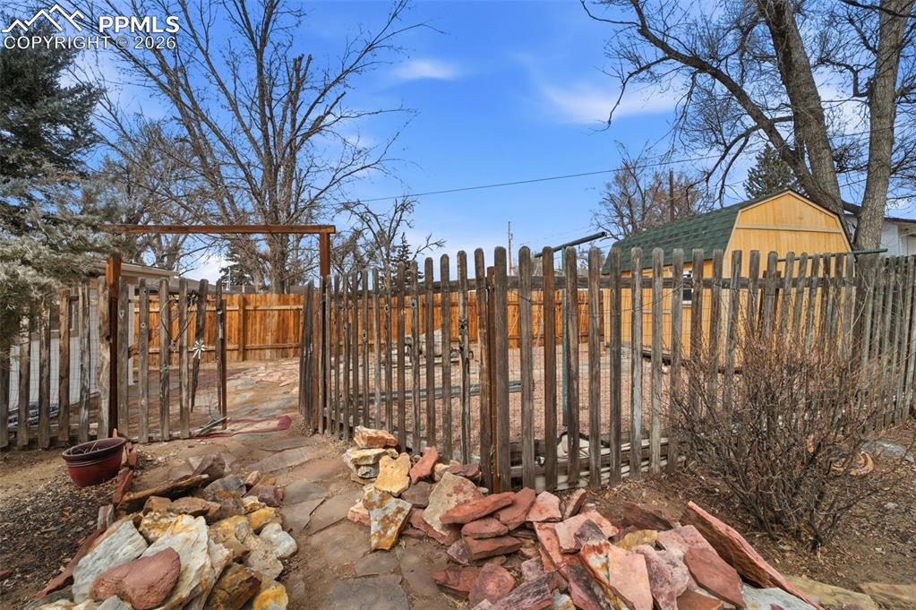 Image 37 of 44: Yard