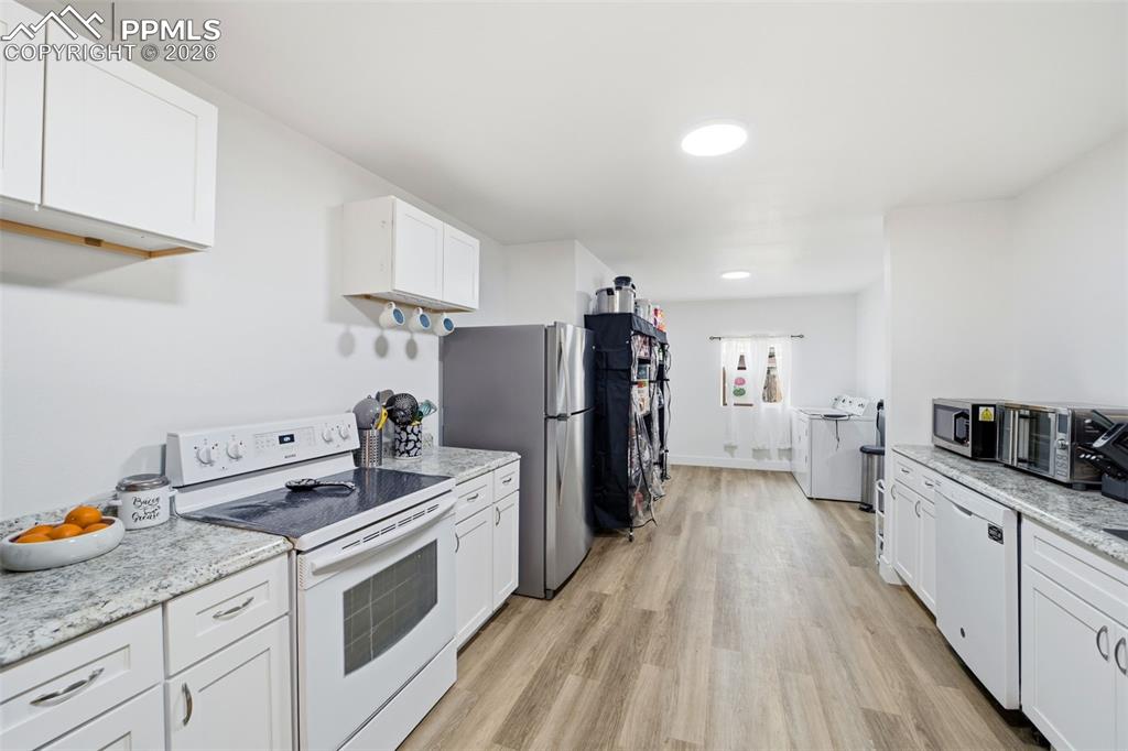 Image 8 of 44: Kitchen