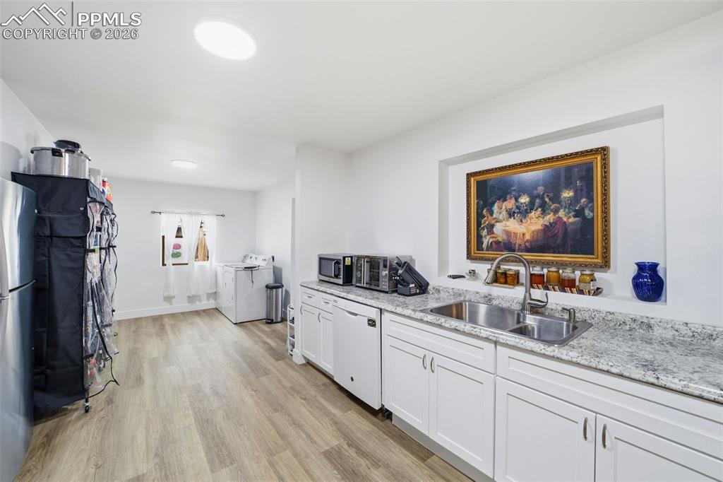 Image 9 of 44: Kitchen