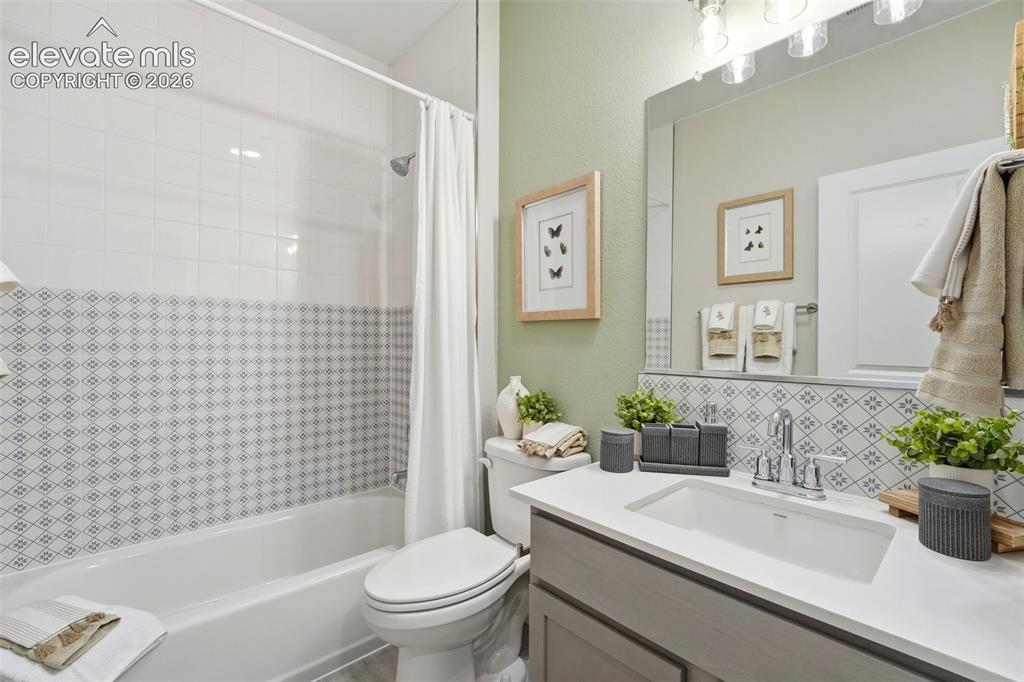 Image 17 of 45: Bathroom