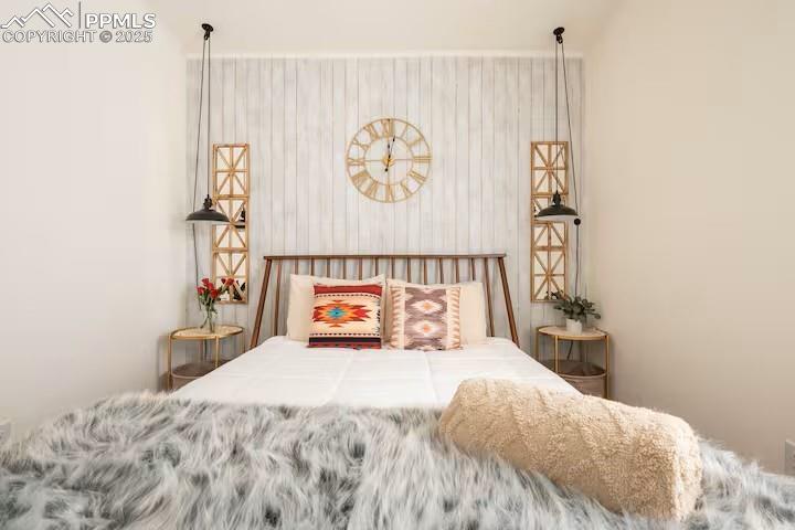 Image 17 of 26: View of bedroom