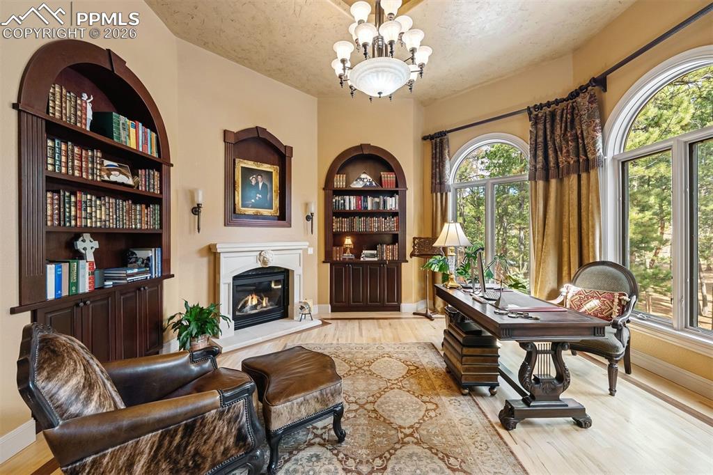 Image 16 of 50: Office