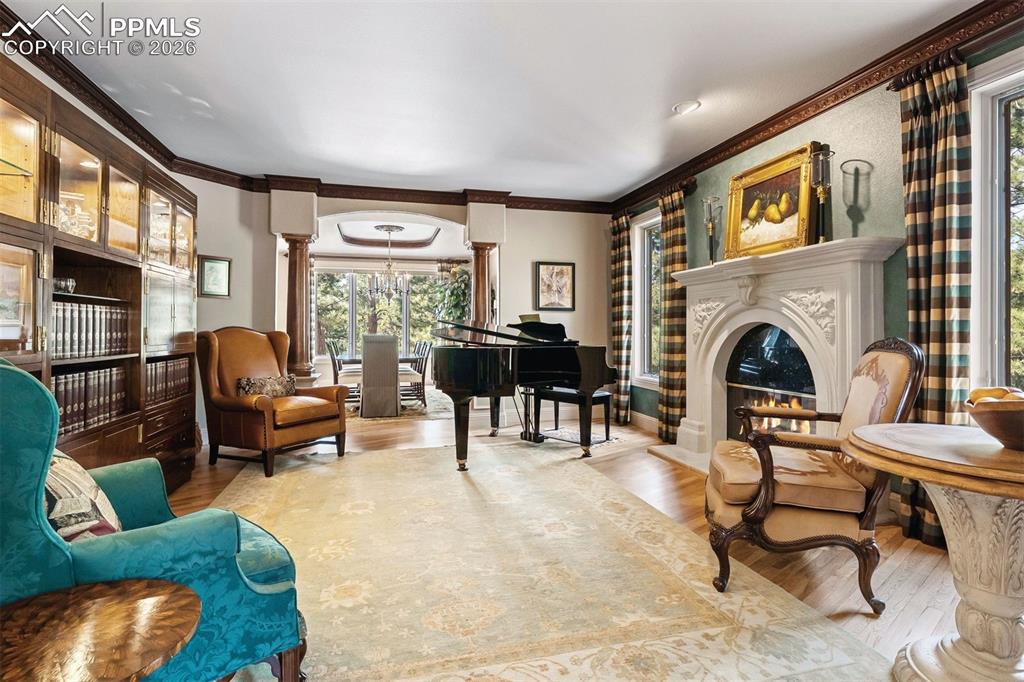 Image 17 of 50: Sitting Room