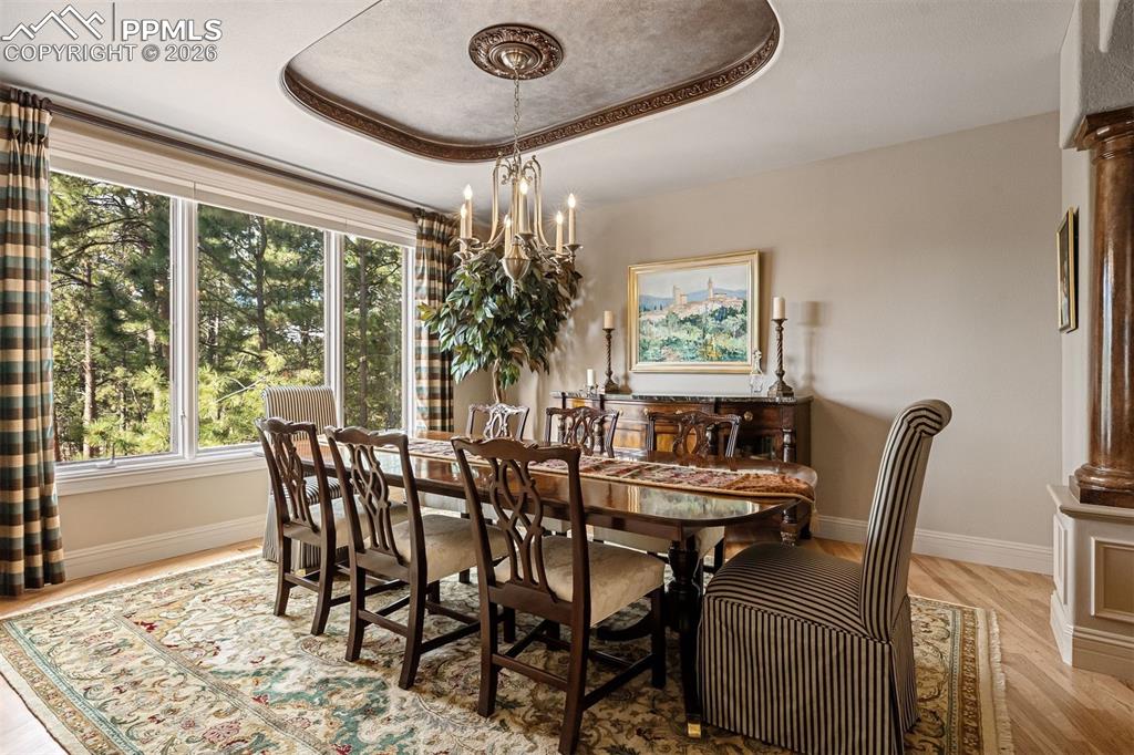 Image 18 of 50: Dining Area