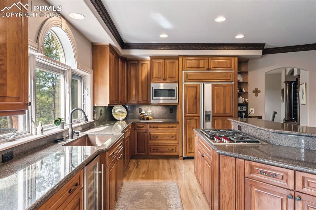 Image 21 of 50: Kitchen