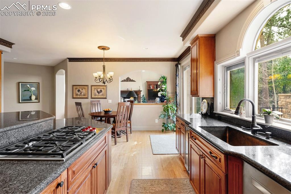 Image 22 of 50: Kitchen