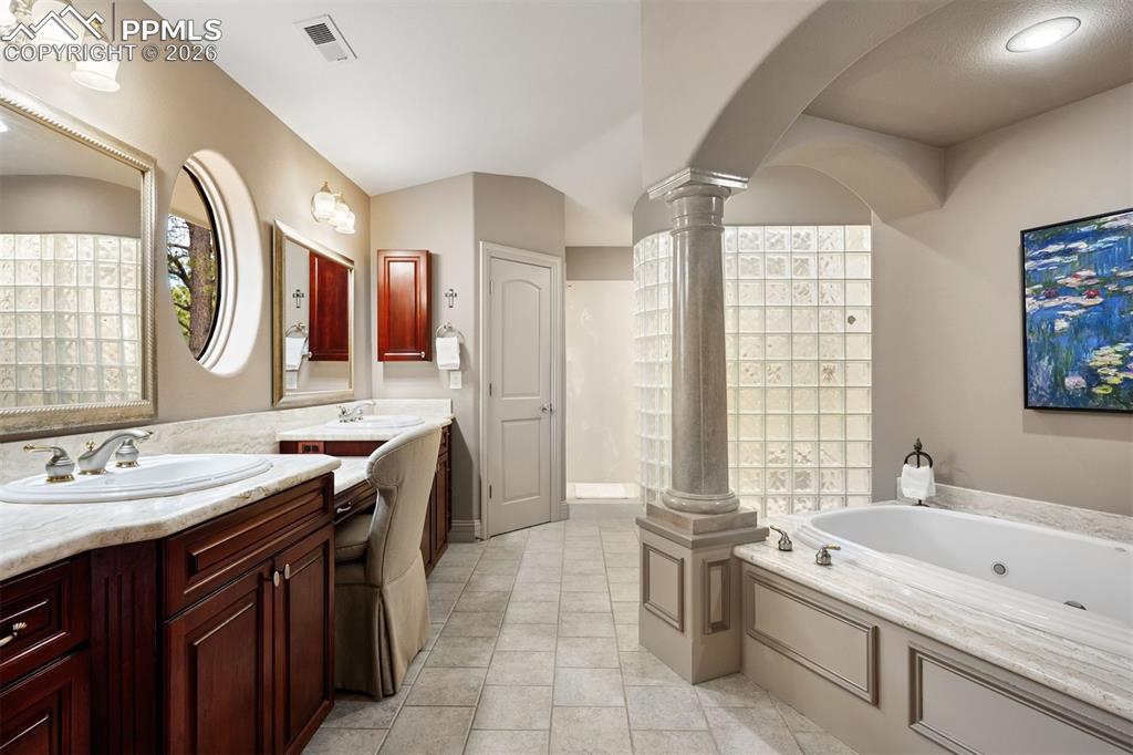 Image 29 of 50: Bathroom