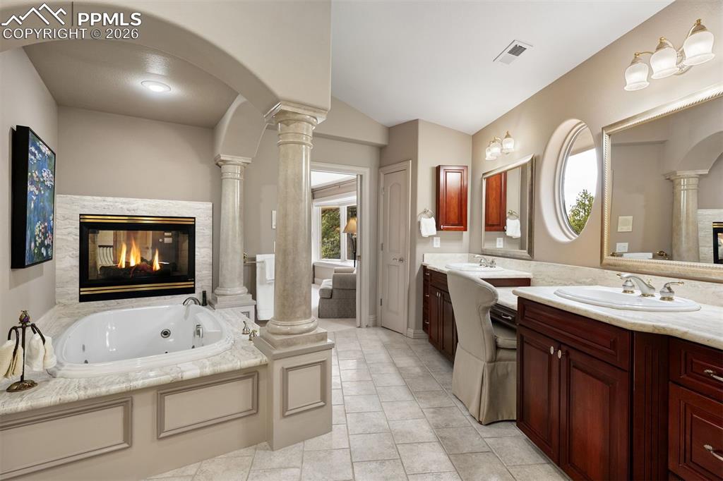 Image 30 of 50: Bathroom