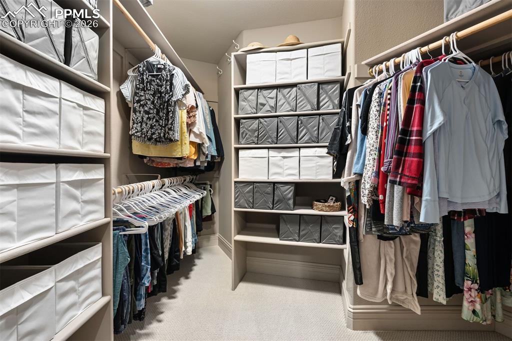 Image 31 of 50: Closet