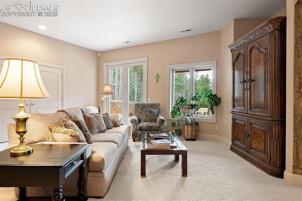 Image 33 of 50: Living Room