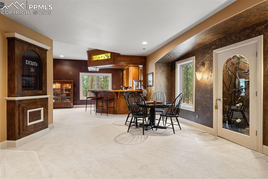 Image 34 of 50: Dining Area