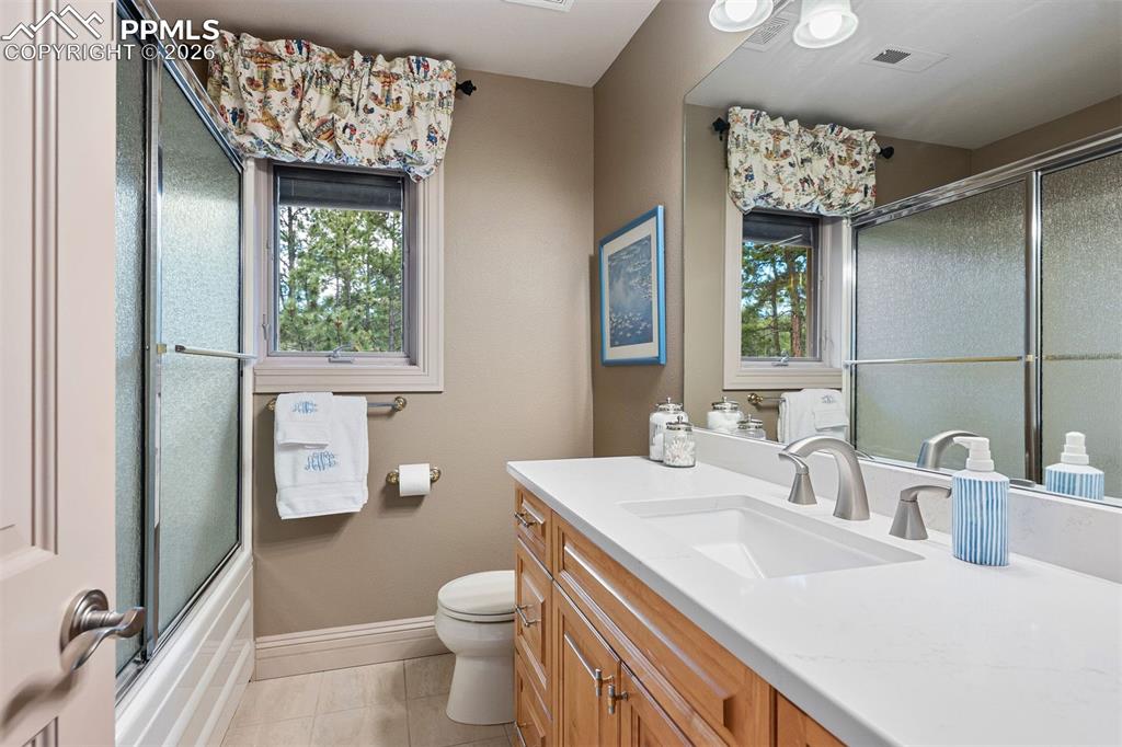 Image 41 of 50: Bathroom