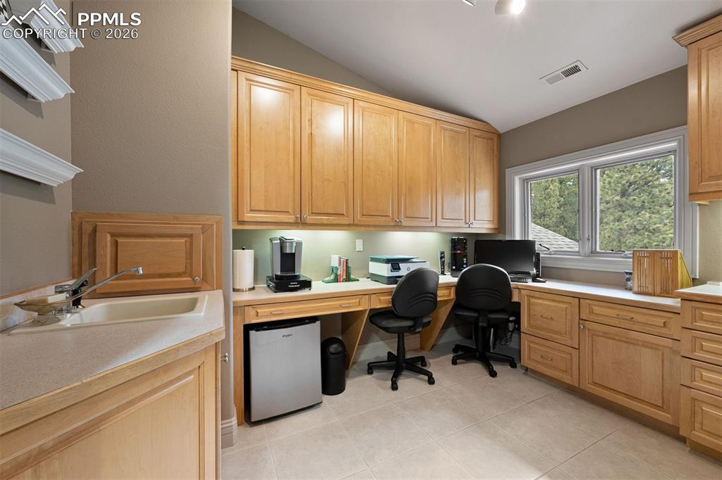 Image 44 of 50: Office