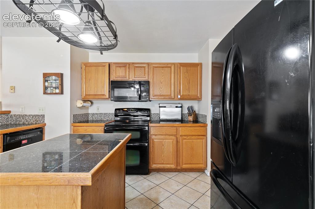 Image 13 of 43: Kitchen