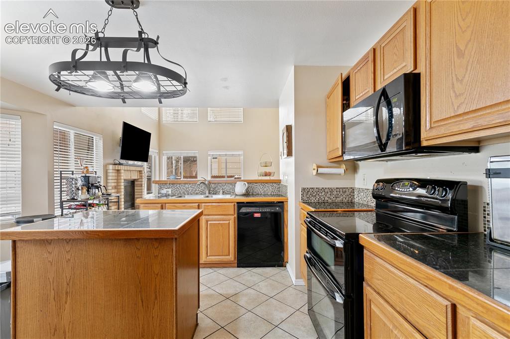 Image 14 of 43: Kitchen