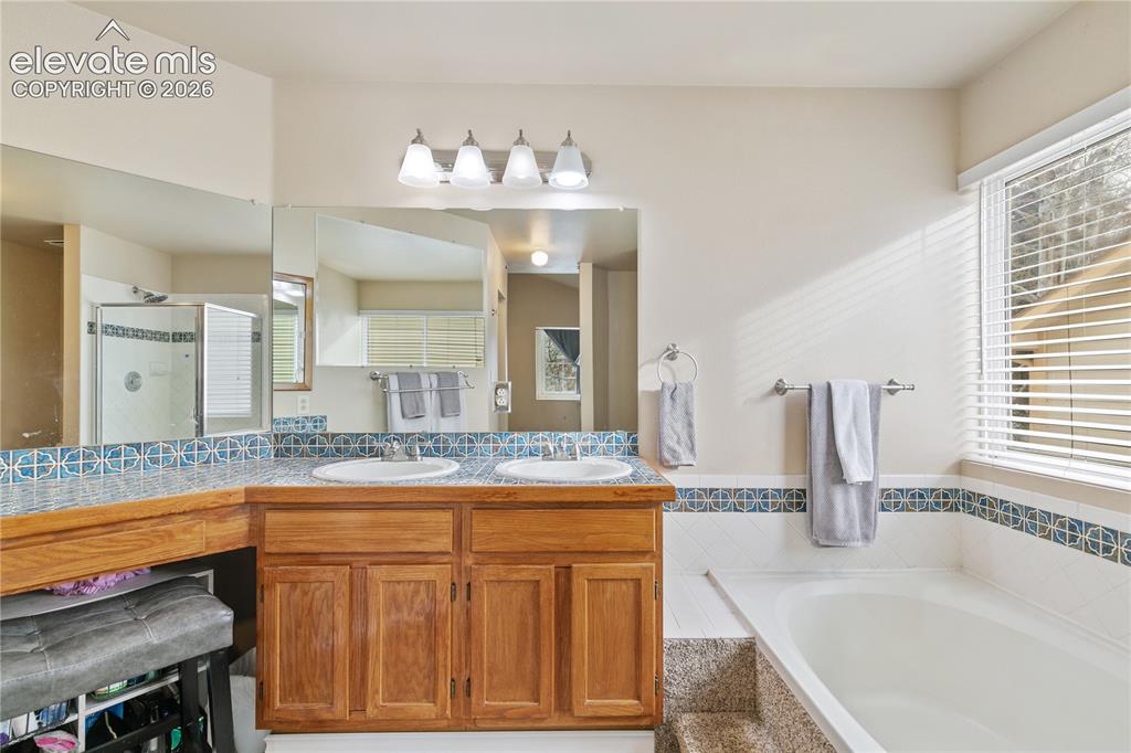 Image 22 of 43: Bathroom