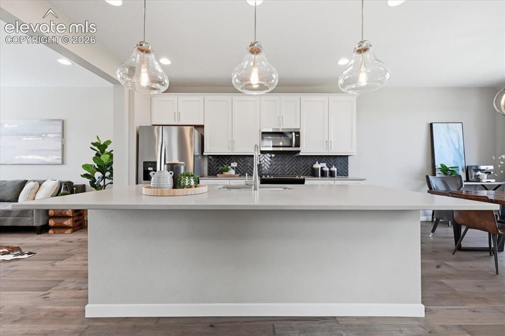 Image 11 of 25: Huge center island with quartz counters!