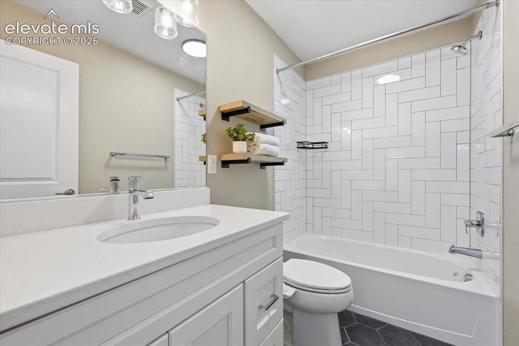 Image 23 of 25: En suite bathroom to bedroom #2!