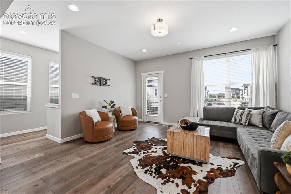 Image 8 of 25: Tons of space and natural light!